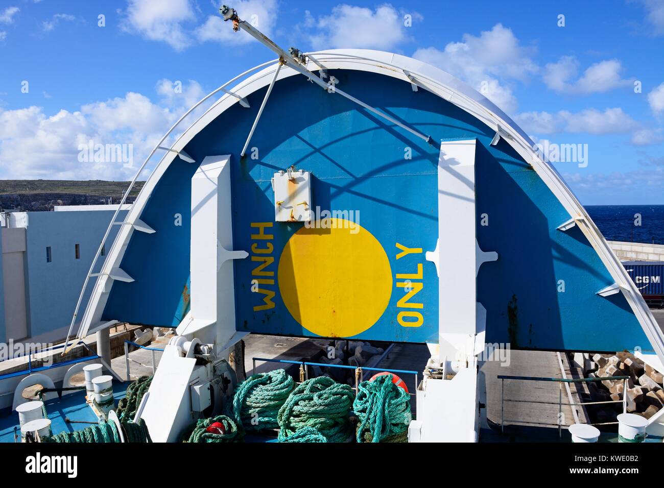 Soulevées avant du canal de Gozo ferry Malita ligne pour permettre aux voitures de débarquer dans le port, de Malte, de l'Europe. Banque D'Images