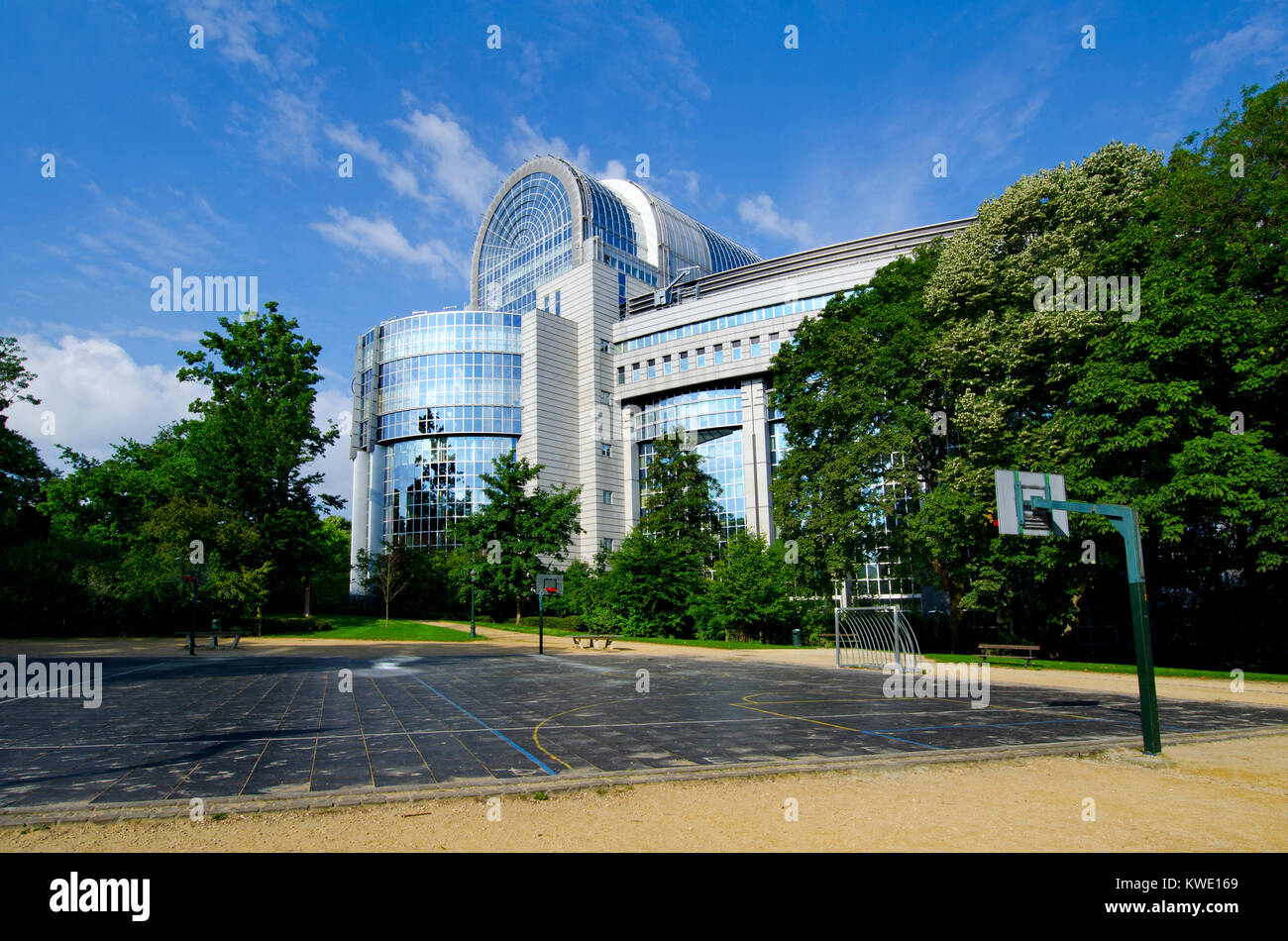 Bruxelles, Belgique. Basket-ball Parlement Européen Bâtiment vu du Parc Léopold Banque D'Images