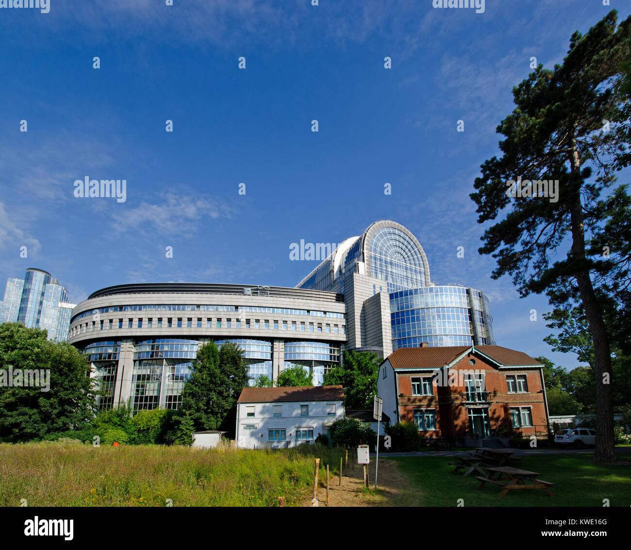 Bruxelles, Belgique. Bâtiment du Parlement européen et d'une maison vue du Parc Léopold Banque D'Images