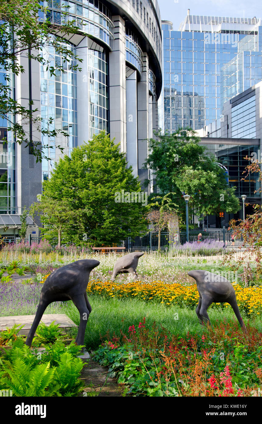 Bruxelles, Belgique. Bâtiment du Parlement européen - jardin de sculptures dans le Parc Léopold avec 12 autruches buring leurs têtes (août 2016) Banque D'Images