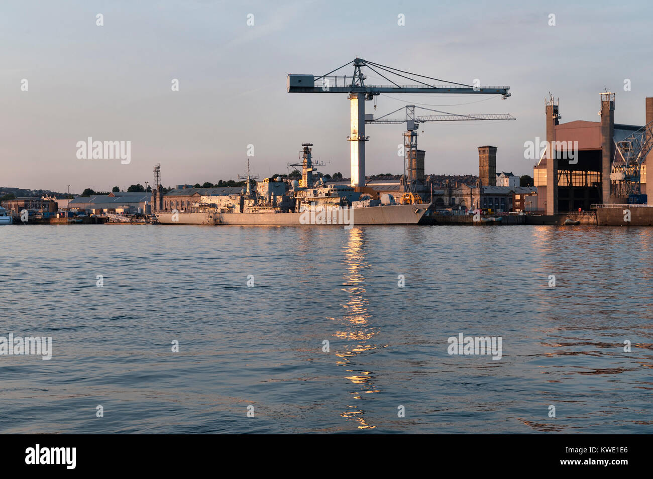 Le Devonport Royal Dockyard, Plymouth, Devon, UK avec le HMS Montrose, une frégate Type 23 de la Royal Navy. Banque D'Images