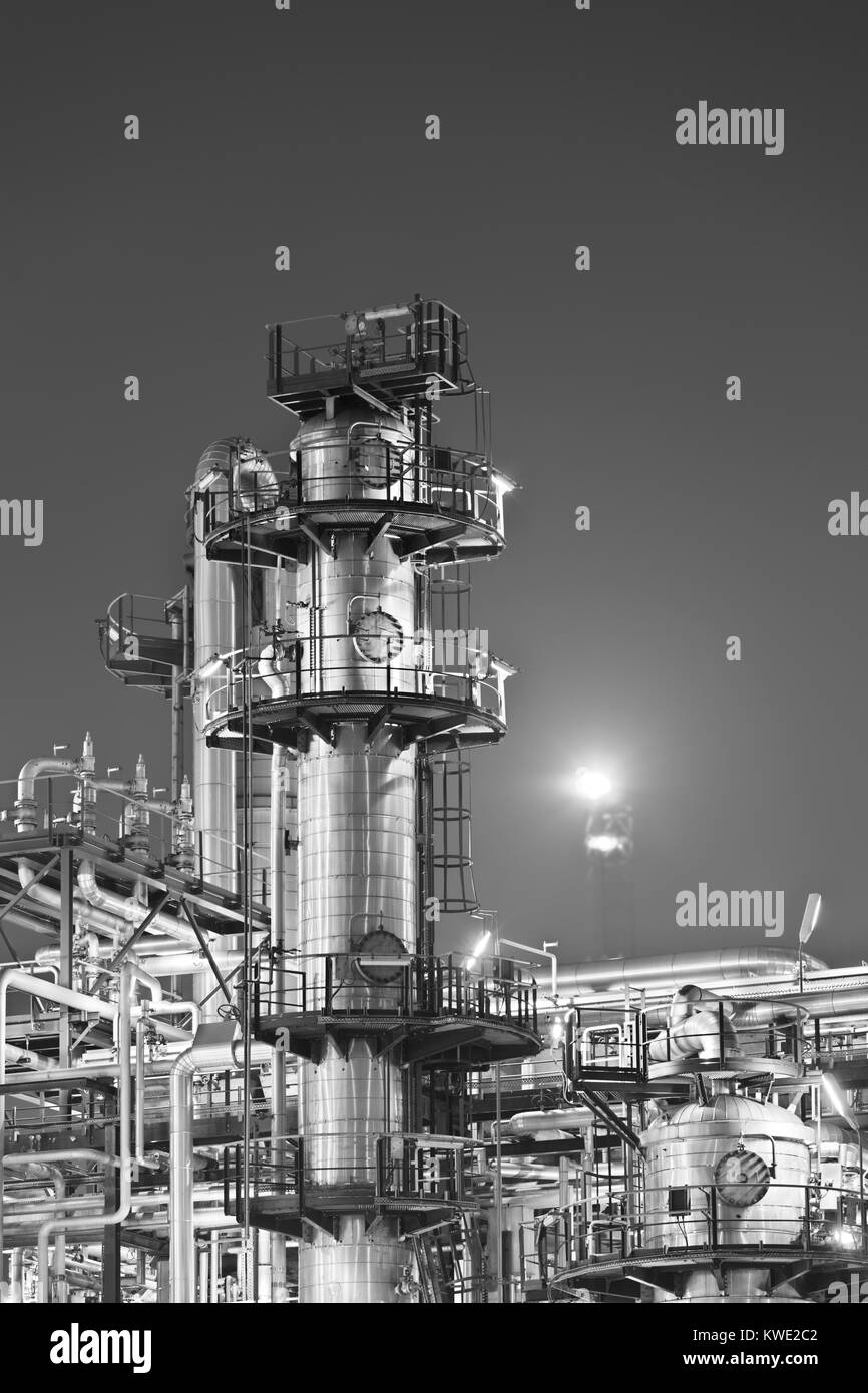 Une raffinerie de pétrole dans le port d'Anvers. Version noir et blanc. Banque D'Images