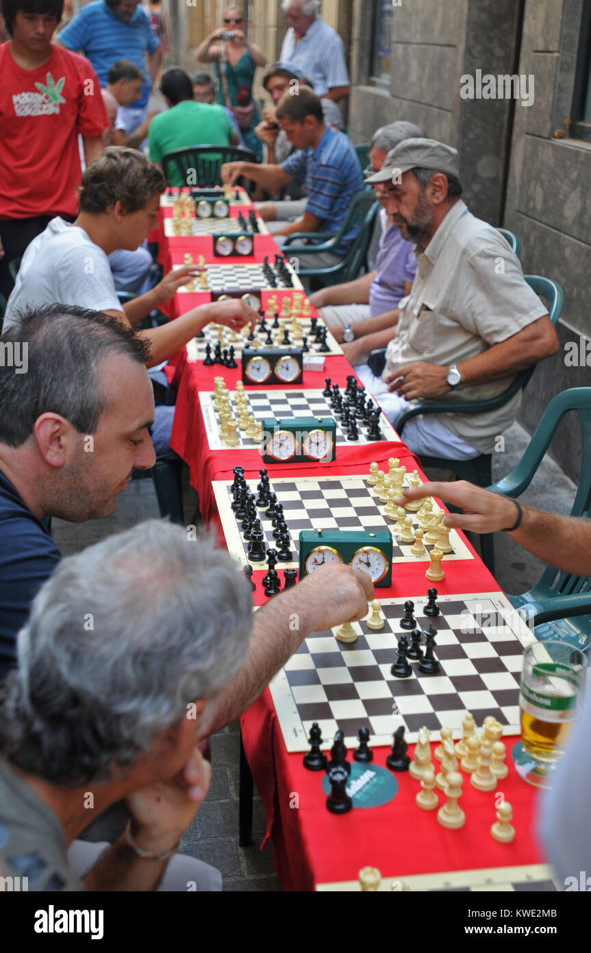 Un groupe de personnes jouer aux échecs en Mallorca Banque D'Images
