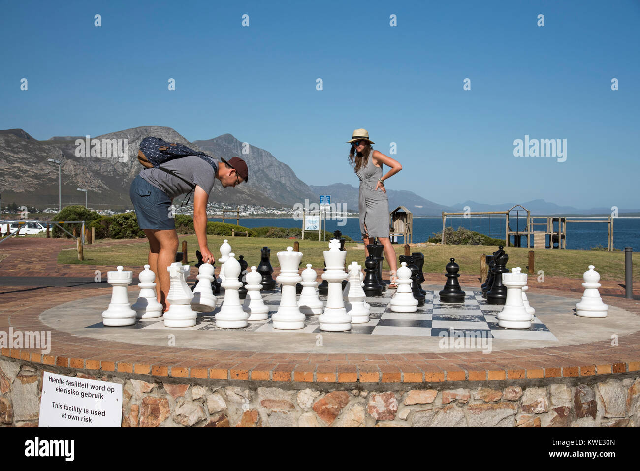 Hermanus Western Cape Afrique du Sud. Décembre 2017. Couple jouant un jeu d'échecs en plein air sur le front de mer. Banque D'Images