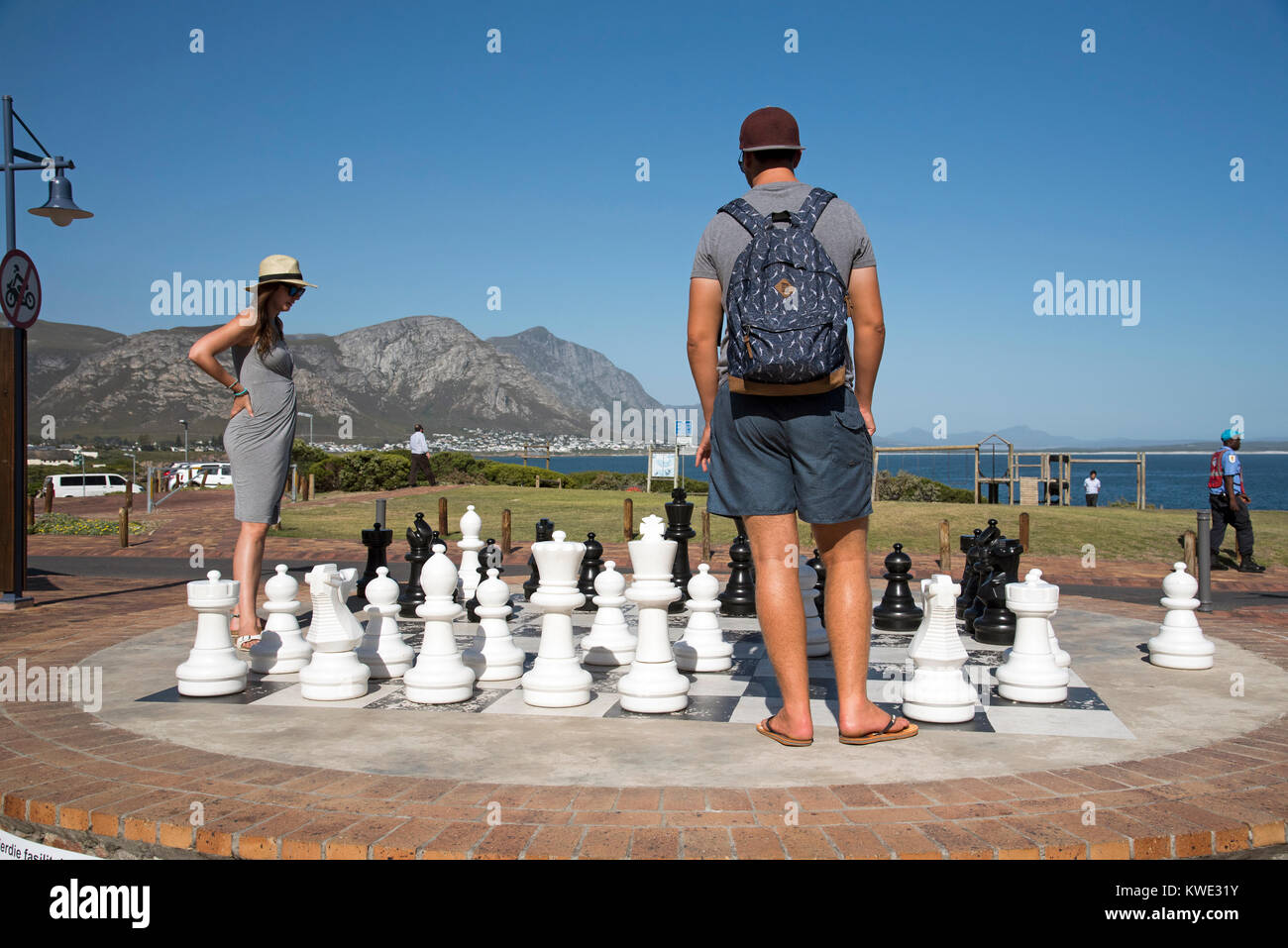 Hermanus Western Cape Afrique du Sud. Décembre 2017. Couple jouant un jeu d'échecs en plein air sur le front de mer. Banque D'Images