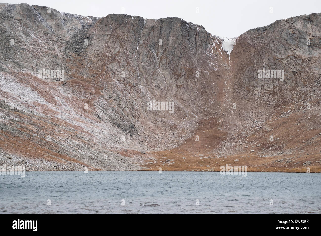 Vue panoramique lac contre Mount Evans Wilderness Banque D'Images