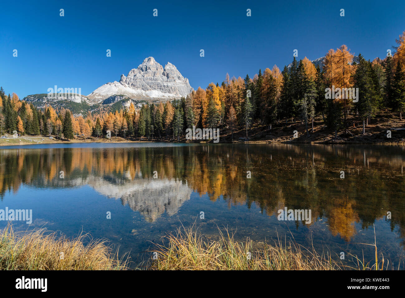 Les reflets dans le lac de Misurina, Antorno, Sant'Agnello, Italie, Europe. Banque D'Images