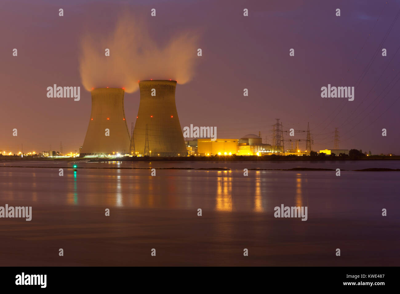 Centrale nucléaire de Doel en Belgique avec le violet du ciel nocturne. Banque D'Images