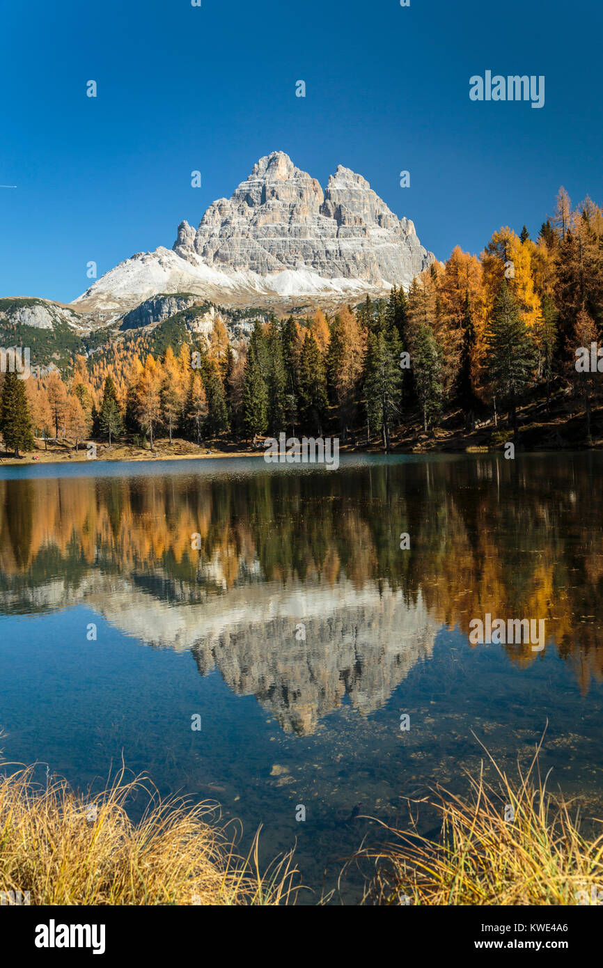 Les reflets dans le lac de Misurina, Antorno, Sant'Agnello, Italie, Europe. Banque D'Images