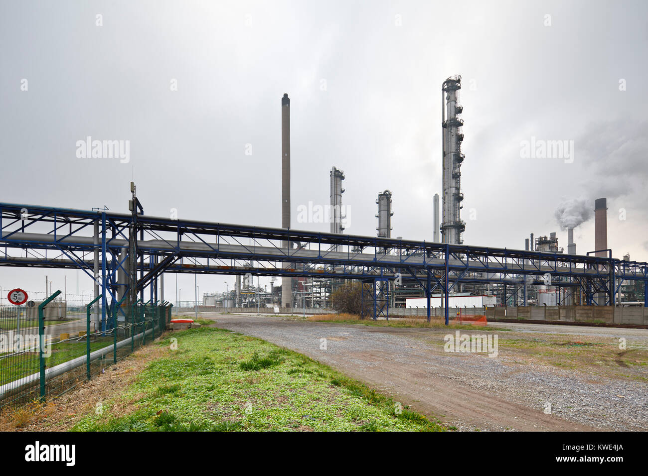 Une grande raffinerie de pétrole dans le port d'Anvers sur un jour gris. Correction de perspective via de l'objectif. Banque D'Images
