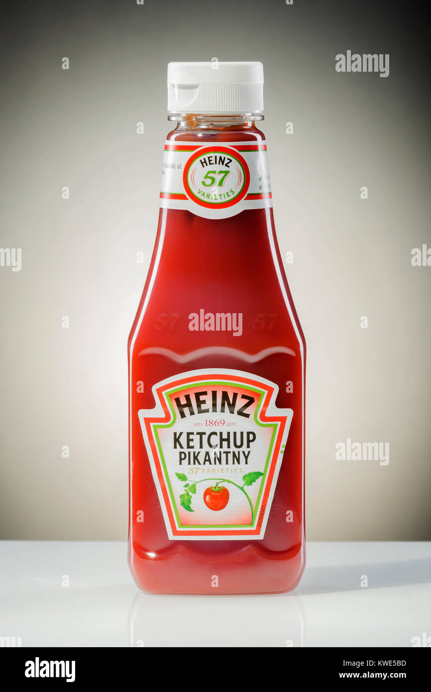 Le ketchup Heinz sur background. Heinz a été fondée par Henry John Heinz en 1869 aux Etats Unis. Banque D'Images