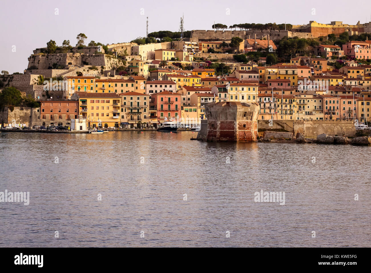 Le principal port de la ville de Portoferraio sur l'île méditerranéenne