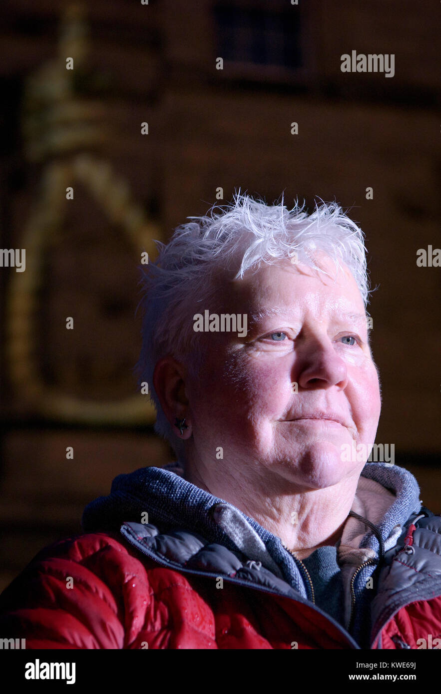 Écrivain écossais en face de Val McDermid, mots et images qui forment son livre Nouvelle Année la résurrection, qui est projetée sur les murs de la bibliothèque de signet dans la place du Parlement, dans le cadre de la fête de la ville. Hogmanay Banque D'Images