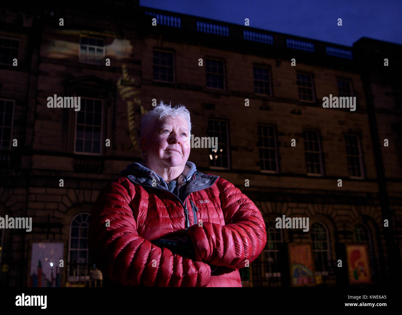 Écrivain écossais en face de Val McDermid, mots et images qui forment son livre Nouvelle Année la résurrection, qui est projetée sur les murs de la bibliothèque de signet dans la place du Parlement, dans le cadre de la fête de la ville. Hogmanay Banque D'Images