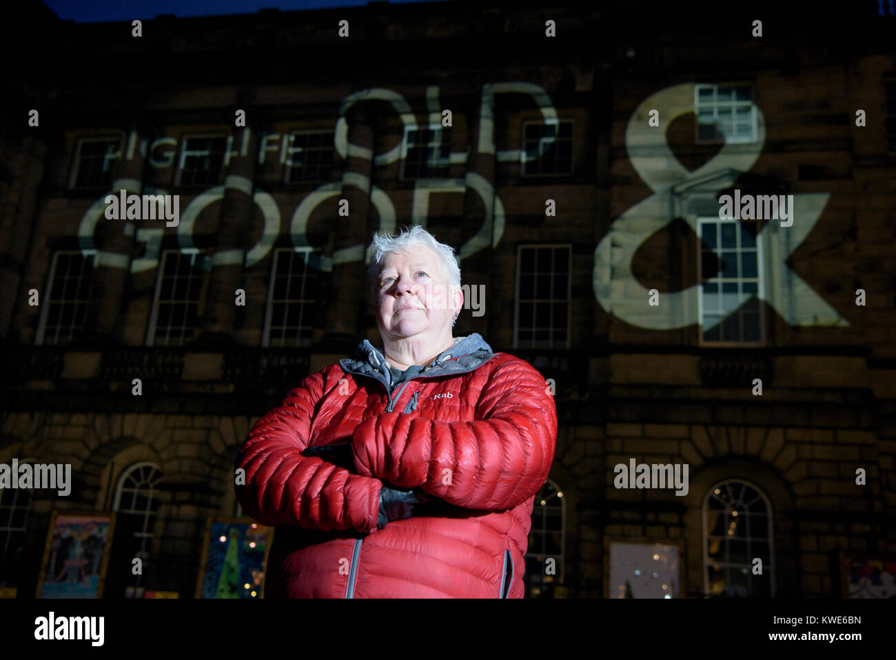 Écrivain écossais en face de Val McDermid, mots et images qui forment son livre Nouvelle Année la résurrection, qui est projetée sur les murs de la bibliothèque de signet dans la place du Parlement, dans le cadre de la fête de la ville. Hogmanay Banque D'Images