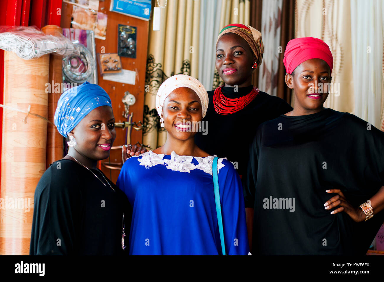 Quatre femmes travaillant dans une draperie, Kampala, Ouganda Banque D'Images