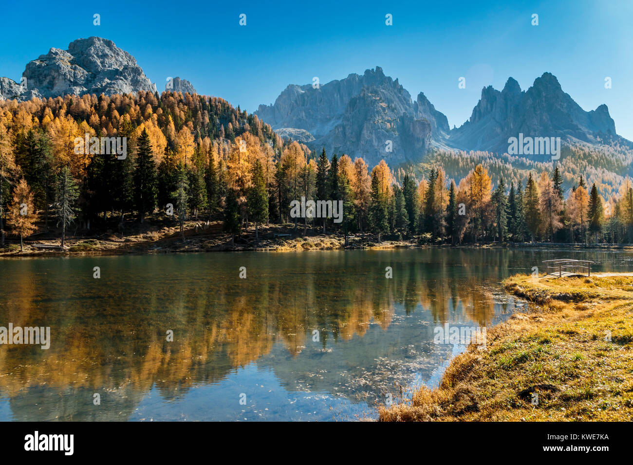 Les reflets dans le lac de Misurina, Antorno, Sant'Agnello, Italie, Europe. Banque D'Images