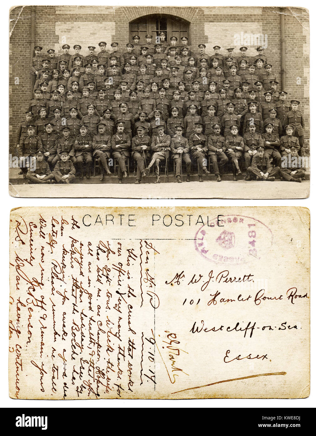 Carte postale du Front de l'Ouest : une compagnie de militaires pose devant l'appareil photo pendant la Première Guerre mondiale. Banque D'Images