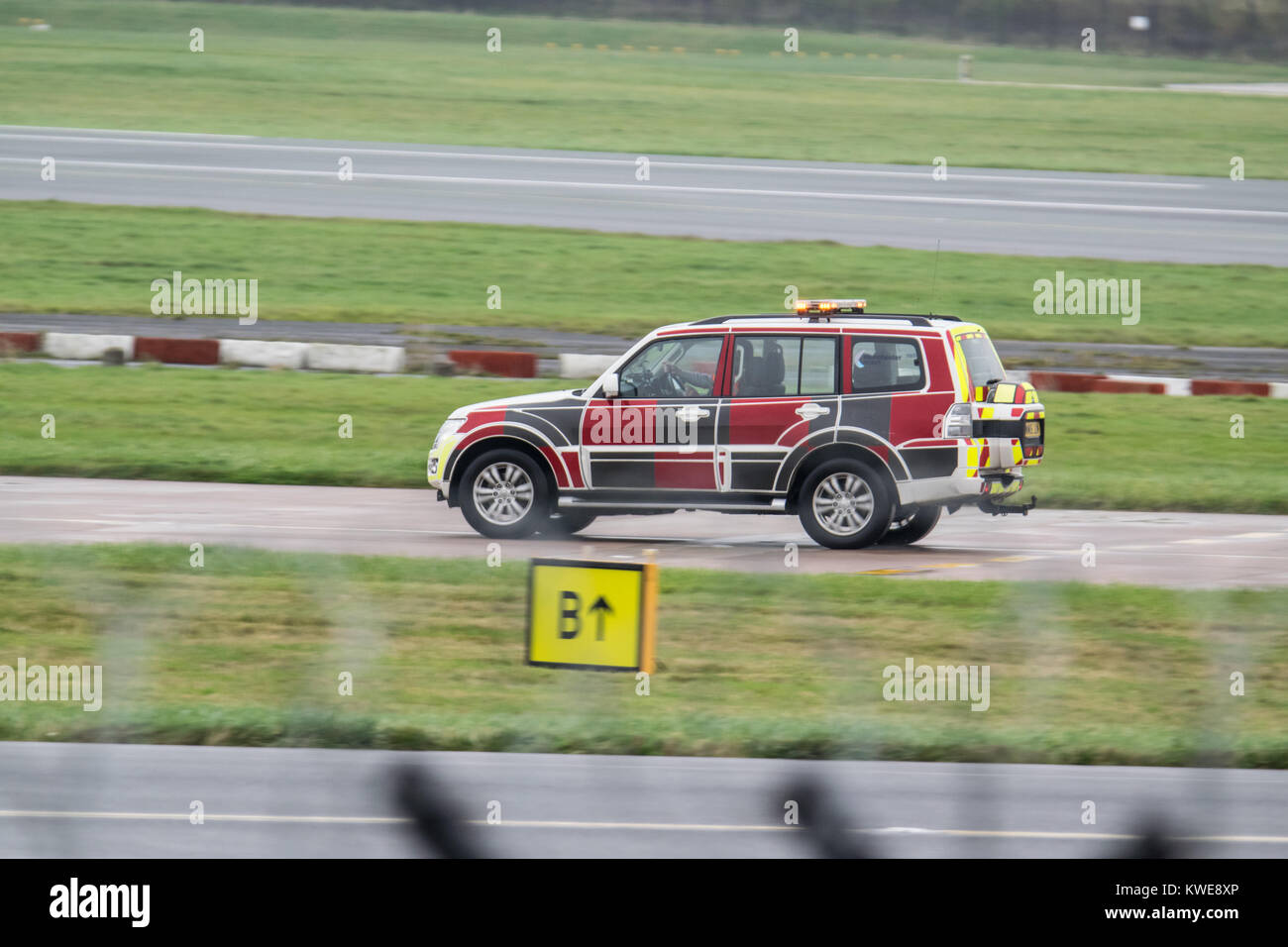 La sécurité de l'aéroport - l'aéroport de Manchester Mitsubishi Shogun (WM15 JUW) Banque D'Images