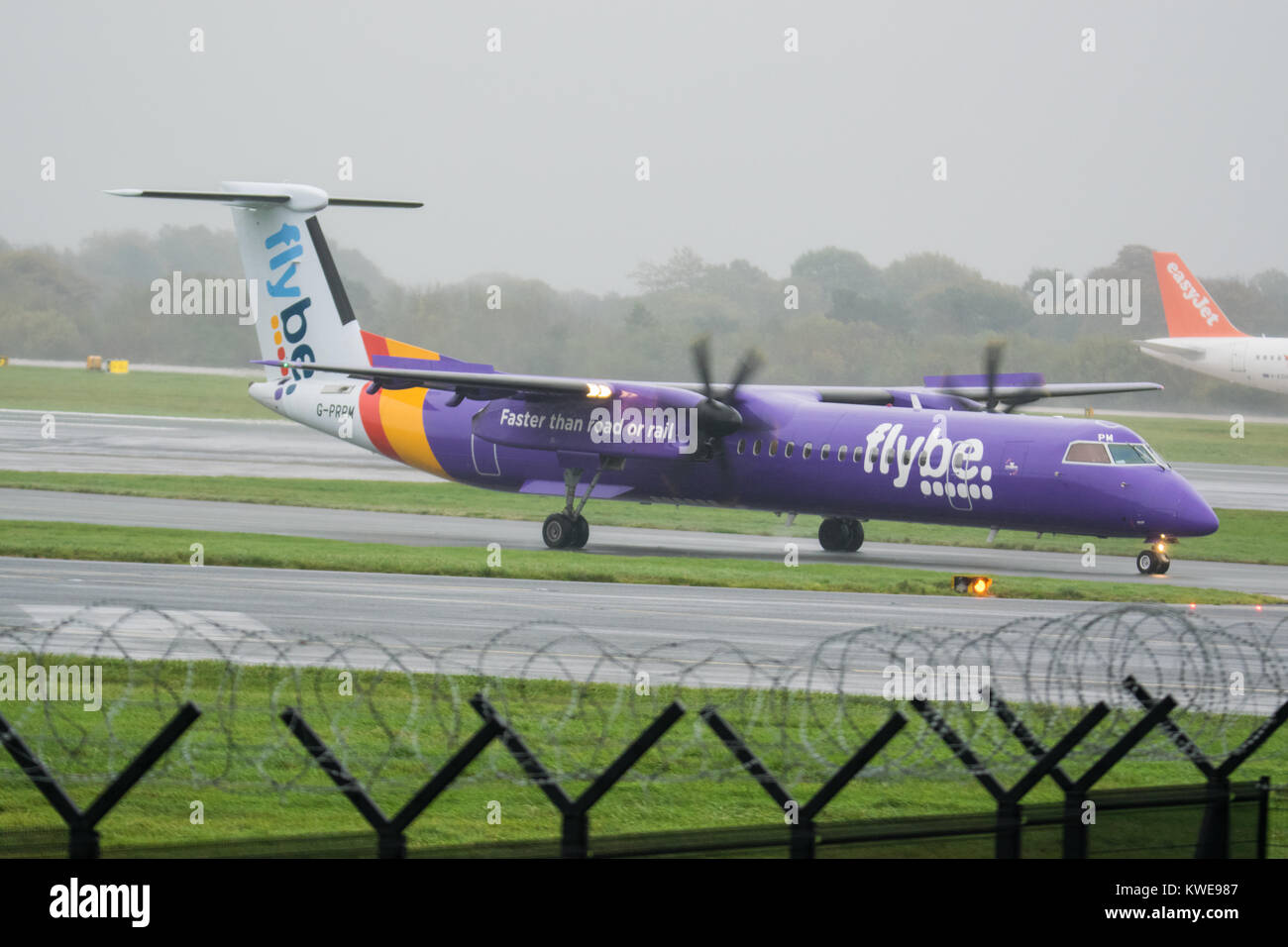 FlyBe Bombardier Dash 8 Q400 à l'aéroport de Manchester (G- PRPM) Banque D'Images