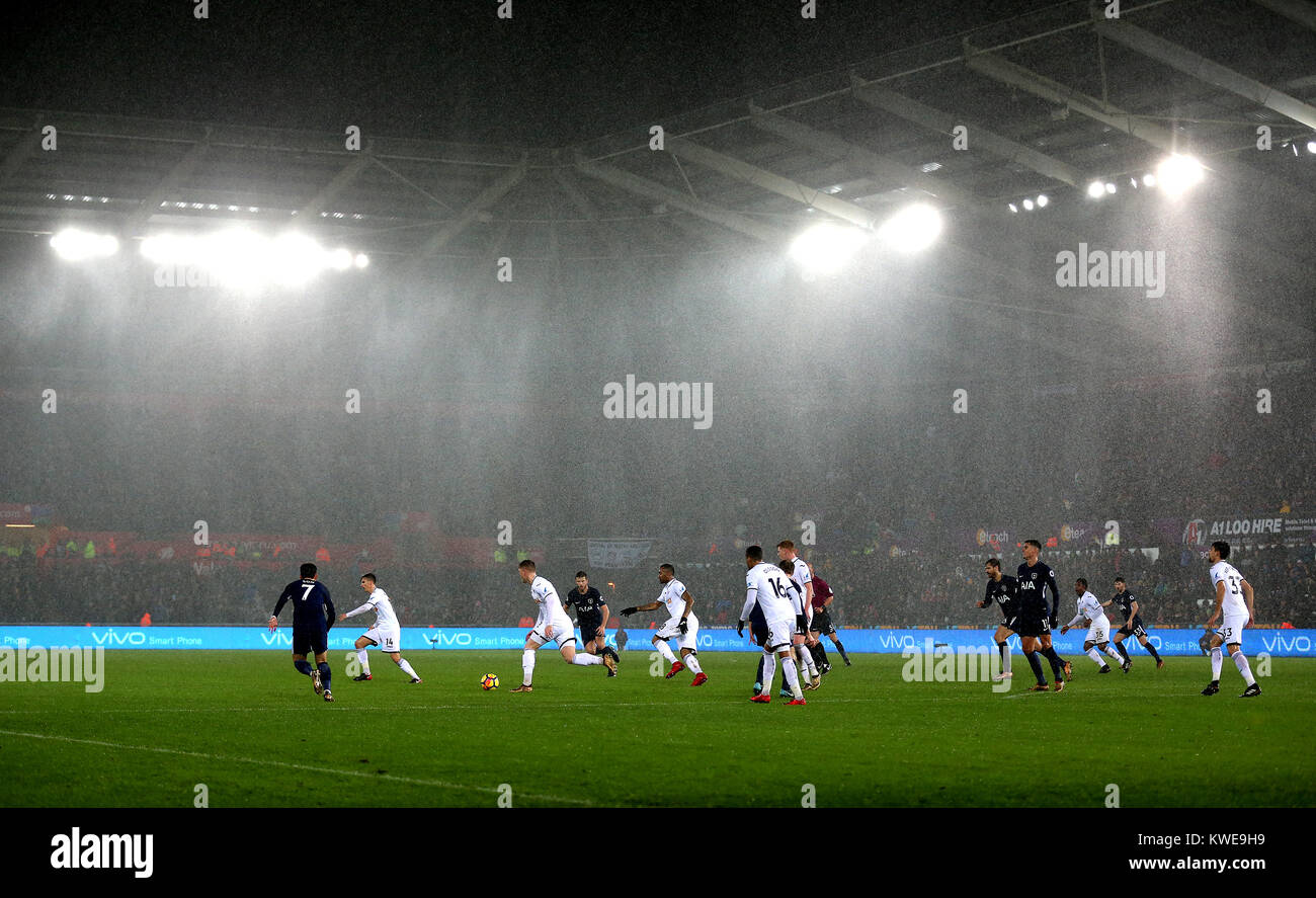 Une vue générale de l'action correspond au cours de la Premier League match au Liberty Stadium, Swansea. Banque D'Images