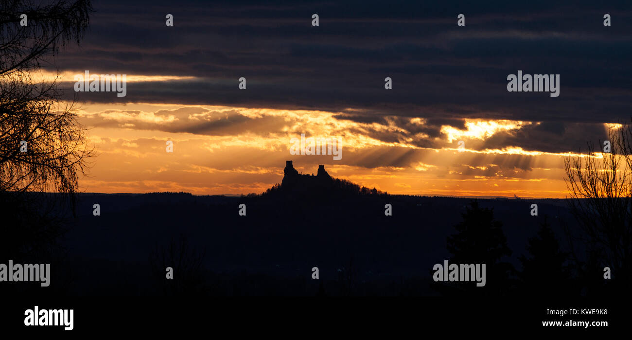 Haut contraste spectaculaire noir, bleu et orange ciel coucher de soleil sur les ruines de château de Trosky avec un arbre, Cesky Raj, La Bohême de l'Est, la République tchèque, l'Europe. Banque D'Images