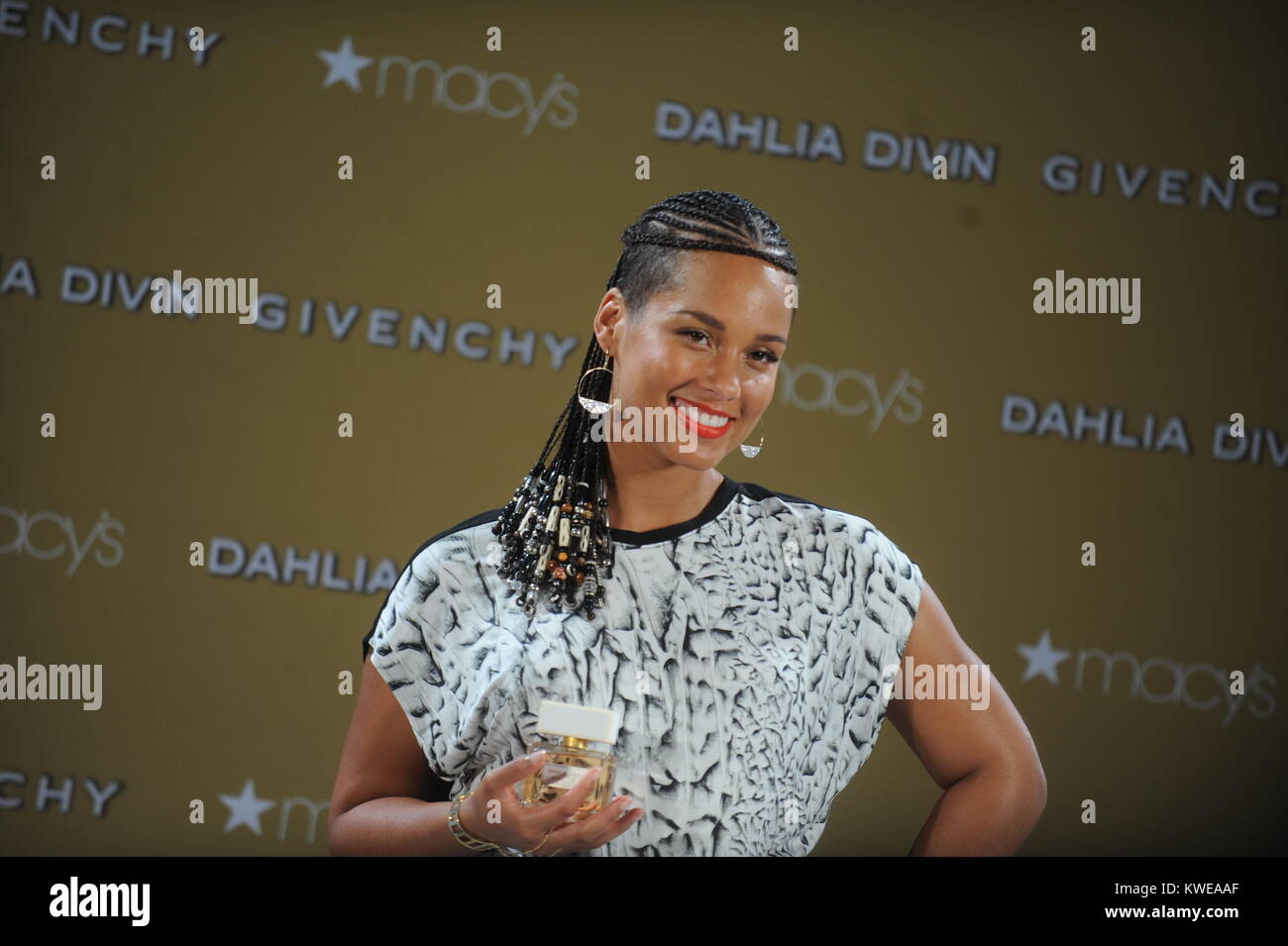 NEW YORK, NY - 02 SEPTEMBRE : Alicia Keys s'occupe du lancement de Dahlia Divin par Givenchy chez Macy's Herald Square, le 2 septembre 2014 à New York. People : Alicia Keys Banque D'Images