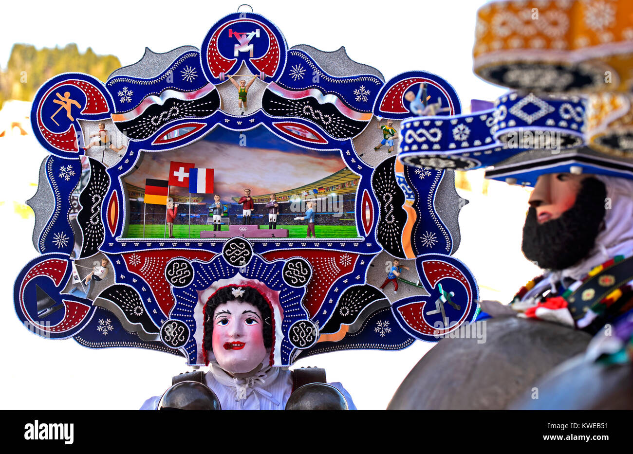 Une belle Chlaus avec des couvre-chefs brodés, St Sylvestre les mimes, vieille Sylvester, Urnäsch, canton Appenzell Rhodes-Extérieures, Suisse Banque D'Images