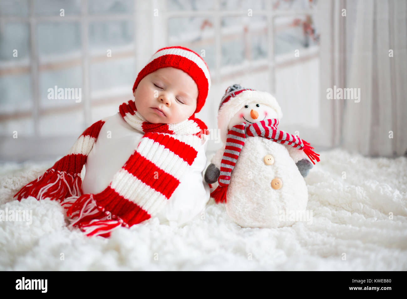 Portrait De Noel Mignon Petit Bebe Nouveau Ne Garcon Wearing Santa Hat Et Peu Cute Snowman Toy L Heure D Hiver Studio Shot Photo Stock Alamy