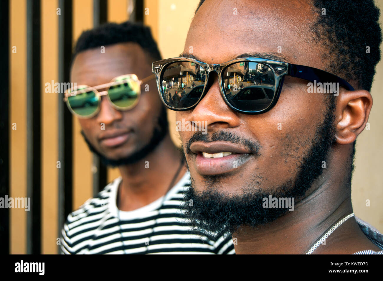 Portrait de deux jeunes hommes dans un centre commercial, Kampala, Ouganda Banque D'Images