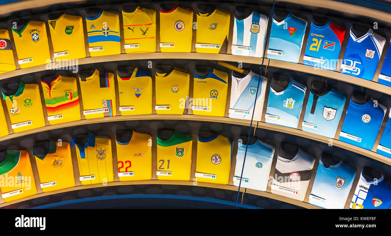 Stand avec l'uniforme officiel de diverses équipes nationales - les membres de la FIFA dans le musée officiel de la FIFA à Zurich, Suisse Banque D'Images