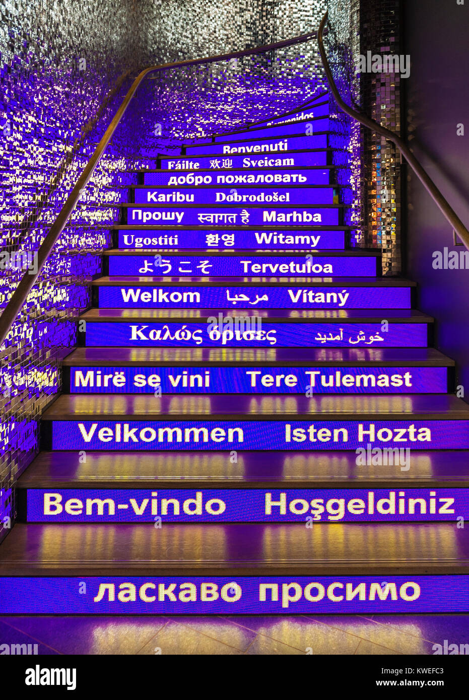 Escaliers avec bienvenue dans différentes langues à l'entrée du musée officiel de la FIFA à Zurich, Suisse Banque D'Images