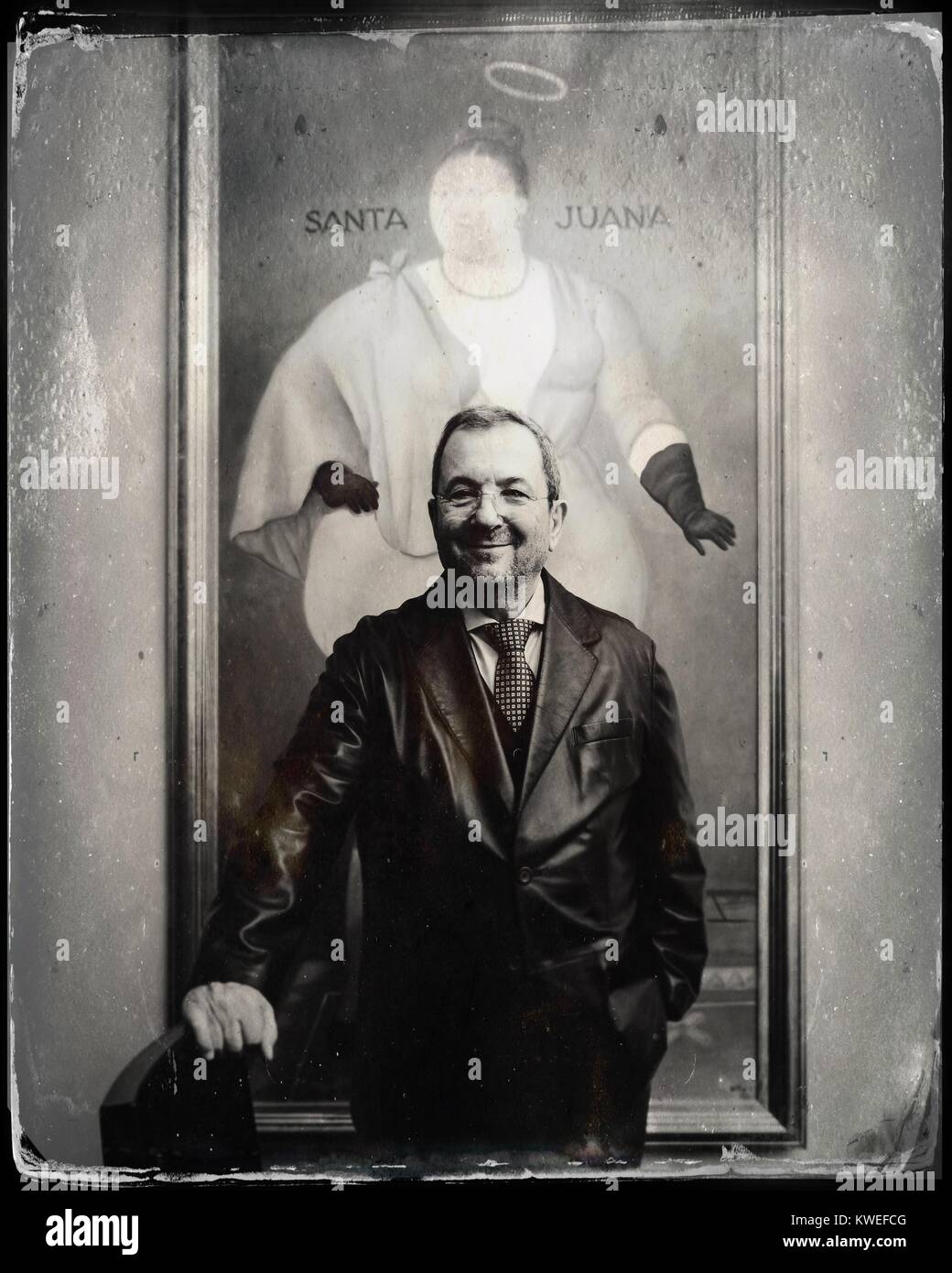 L'ancien Premier ministre israélien Ehud Barak posing in front of Santa Juana tableau Botero Banque D'Images L'ancien Premier ministre israélien Ehud Barak posing in front of Santa Juana tableau Botero Banque D'Images