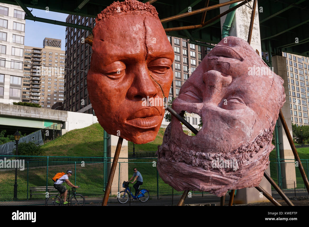Tout le monde se casse sculpture de Tanda Francis à Riverside Park South en 2016, Manhattan, New York City Banque D'Images