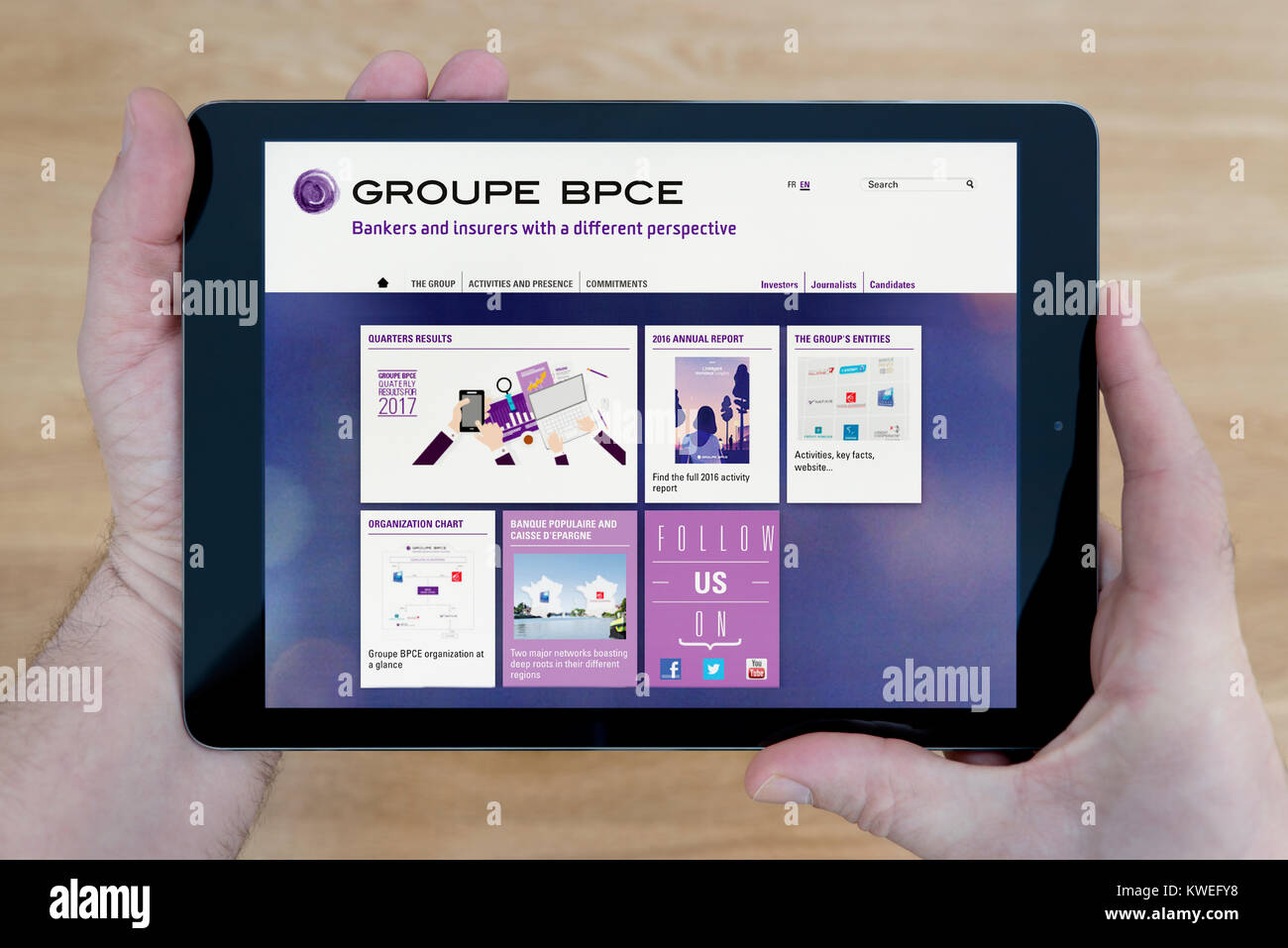 Le Groupe BPCE Banque Mondiale site sur un iPad tablet device, reposant sur  une table en bois à côté d'un bloc-notes, crayon et tasse de café  (rédaction uniquement Photo Stock - Alamy