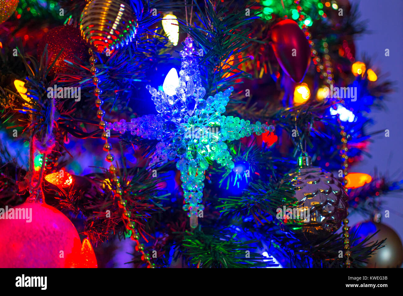 Le blue snowflake garland sur l'arbre de Noël Banque D'Images