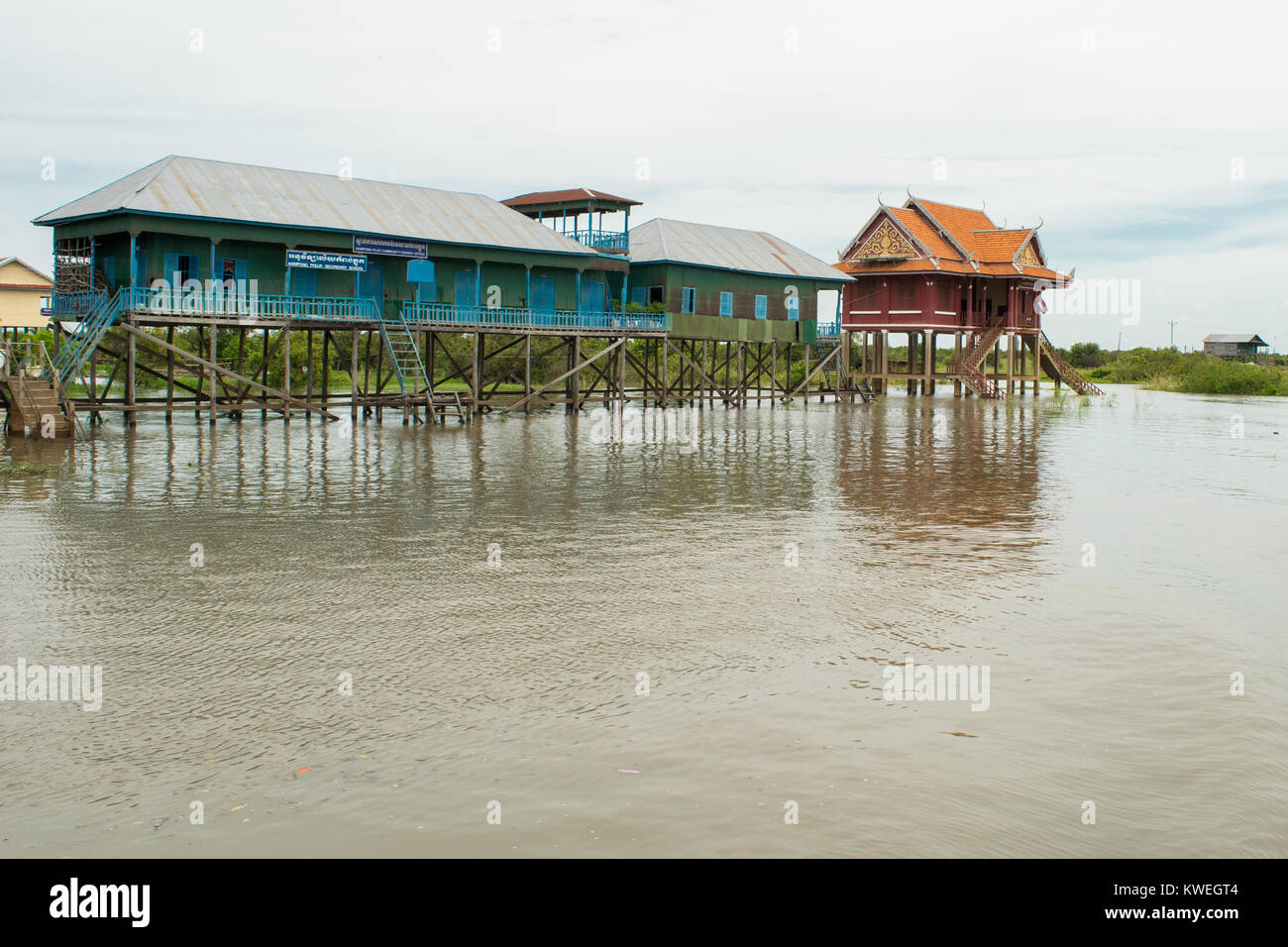 Deux bâtiments, maisons sur pilotis, flottante, sur la rivière Tonle Sap lake, dans la région de Kampong Phluk village, Siem Reap, Cambodge, Asie du sud-est Banque D'Images