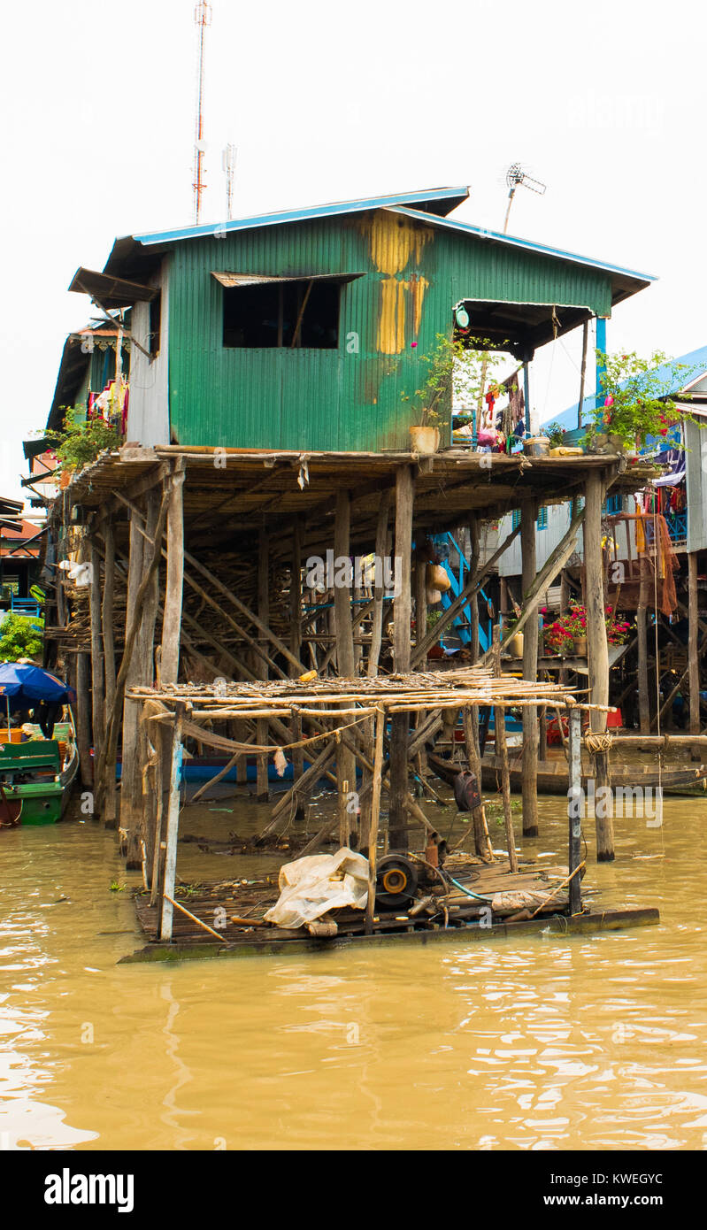 La construction de maisons en bois et métal inondé drwoned village sur pilotis, Kampong Phluk village flottant, Tonle Sap Lake, Siem Reap, Cambodge, Asie du sud-est Banque D'Images