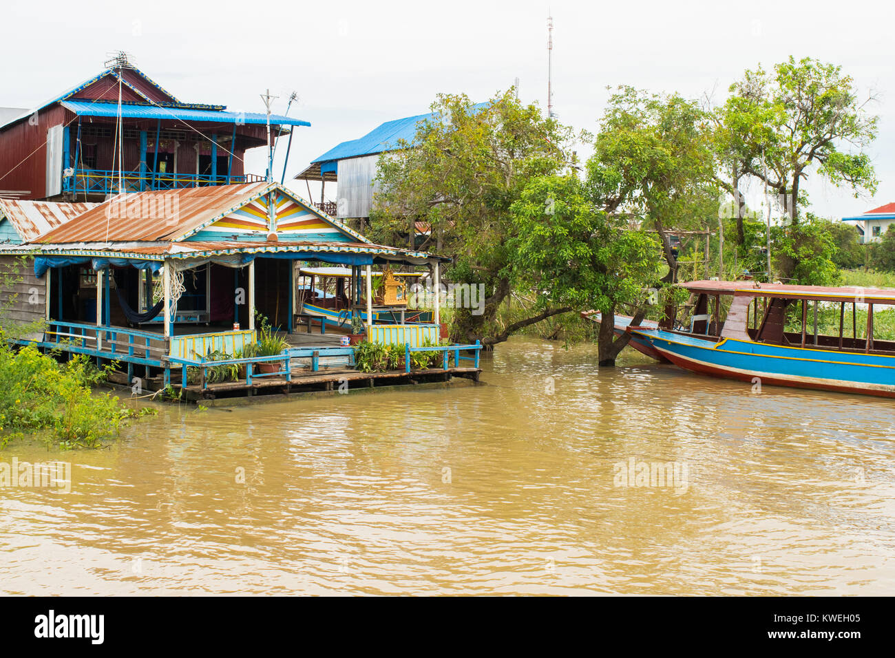 La construction de maisons en bois et métal inondé drwoned village sur pilotis, Kampong Phluk village flottant, Tonle Sap Lake, Siem Reap, Cambodge, Asie du sud-est Banque D'Images