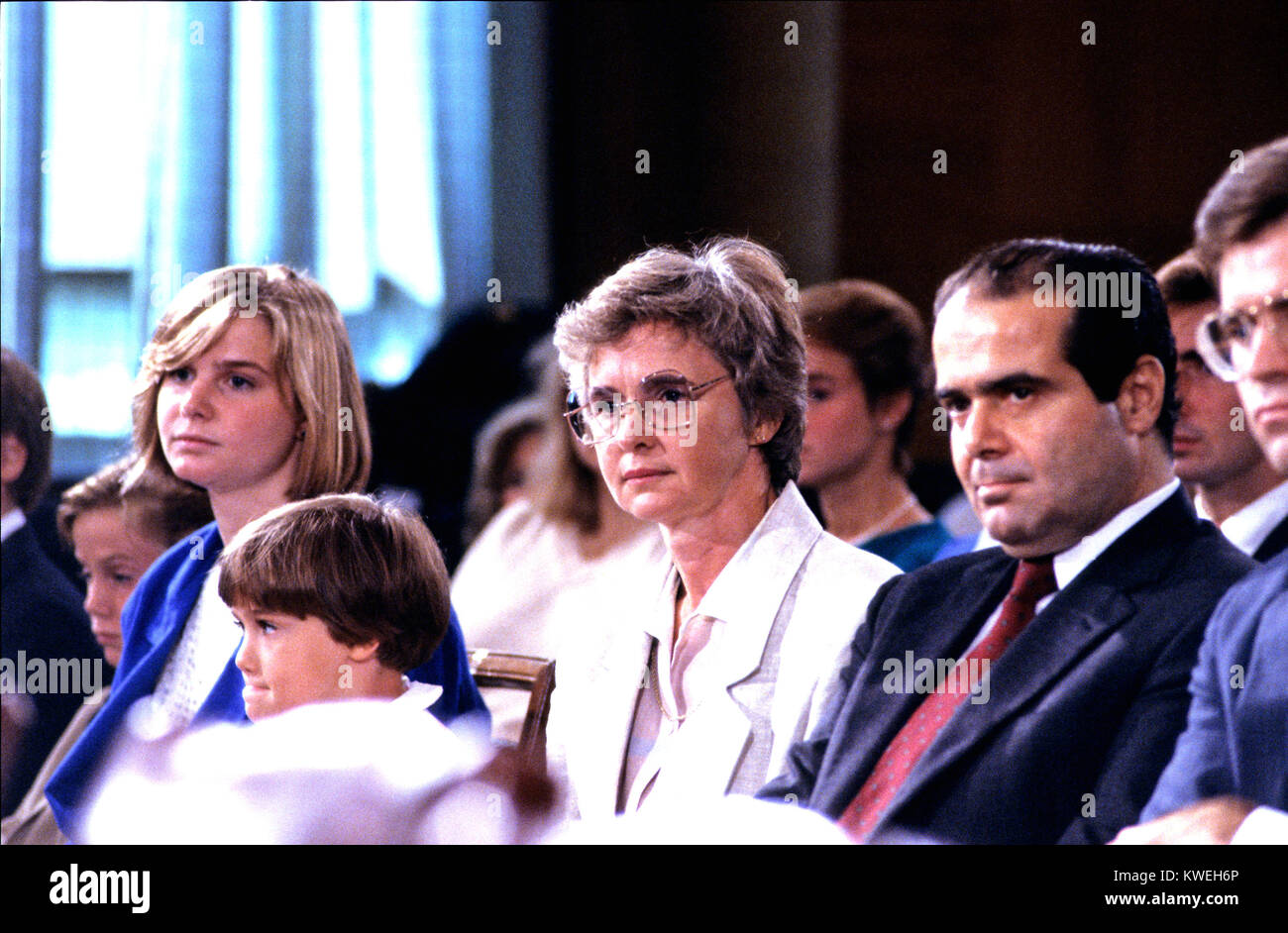 Anthony Scalia juge de la Cour d'appel des États-Unis pour le circuit du District de Columbia, son épouse Maureen et leurs enfants à l'écoute de remarques d'ouverture avant qu'il témoigne devant le Comité judiciaire du Sénat sur sa nomination par le président américain Ronald Reagan pour être juge de la Cour suprême des Etats-Unis à Washington, DC, le 5 août 1986. Credit : Arnie Sachs / CNP /MediaPunch Banque D'Images