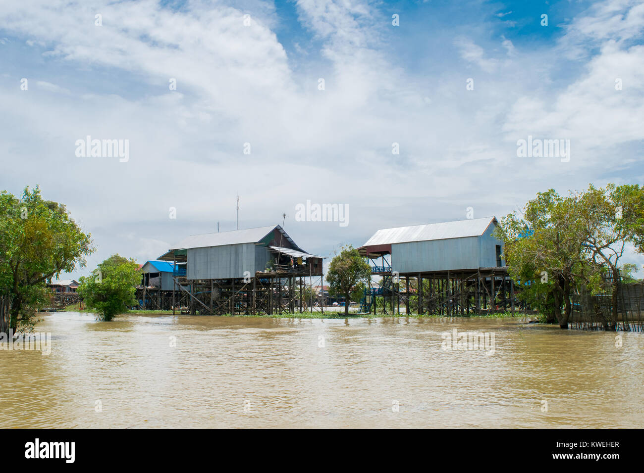 Maisons dans Kampong Phluk village flottant, suspendu sur pilotis au-dessus de l'eau de plaine du Grand Lac Tonlé Sap, près de Siem Reap, Cambodge, Asie du sud-est Banque D'Images