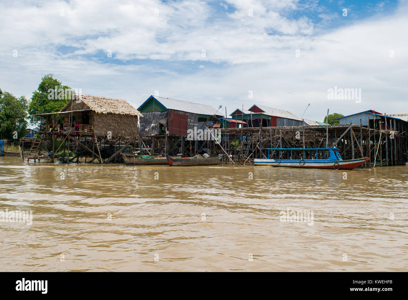 Bois et métal noyé inondé de règlement village sur pilotis, Kampong Phluk village flottant, Tonle Sap Lake, Siem Reap, Cambodge, Asie du sud-est Banque D'Images