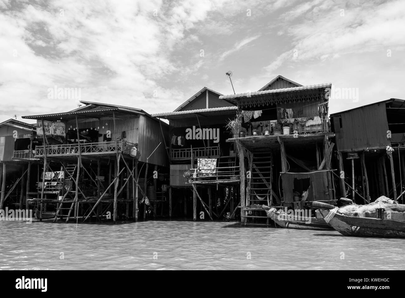 Bois et métal noyé inondé de règlement village sur pilotis, Kampong Phluk village flottant, Tonle Sap Lake, Siem Reap, Cambodge, Asie du sud-est Banque D'Images