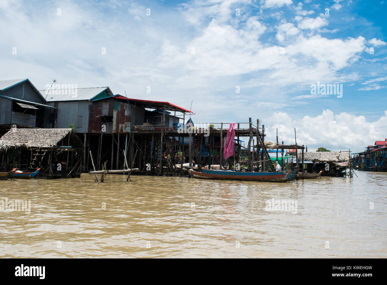 Bois et métal noyé inondé de règlement village sur pilotis, Kampong Phluk village flottant, Tonle Sap Lake, Siem Reap, Cambodge, Asie du sud-est Banque D'Images