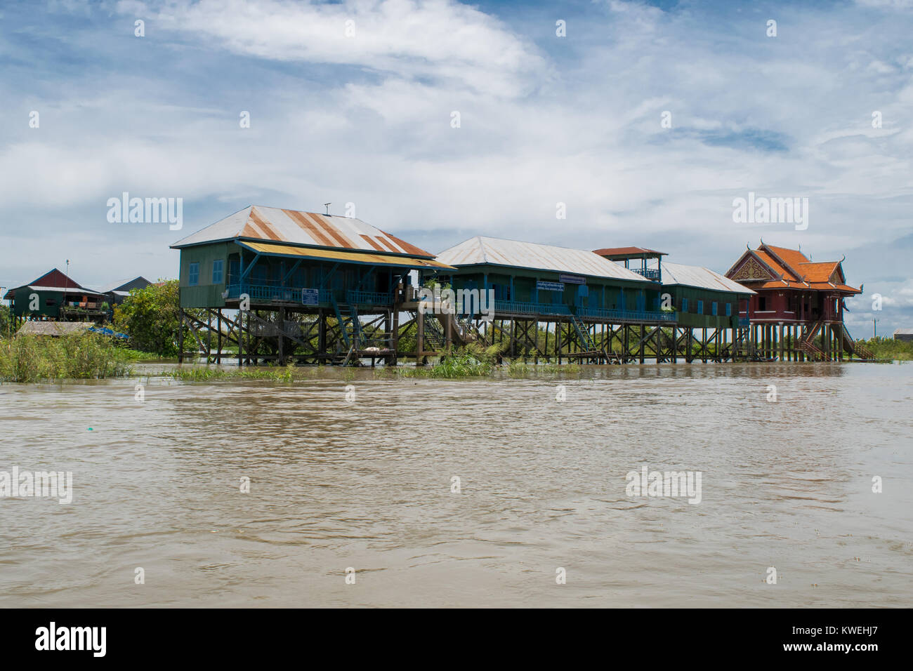 Bâtiments, maisons sur pilotis, flottante, sur la rivière Tonle Sap lake, dans la région de Kampong Phluk village, Siem Reap, Cambodge, Asie du sud-est Banque D'Images