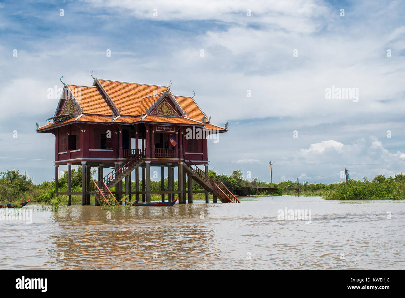 Une orange et rouge édifice sur pilotis, flottante, sur la rivière Tonle Sap lake, dans la région de Kampong Phluk village, Siem Reap, Cambodge, Asie du sud-est Banque D'Images