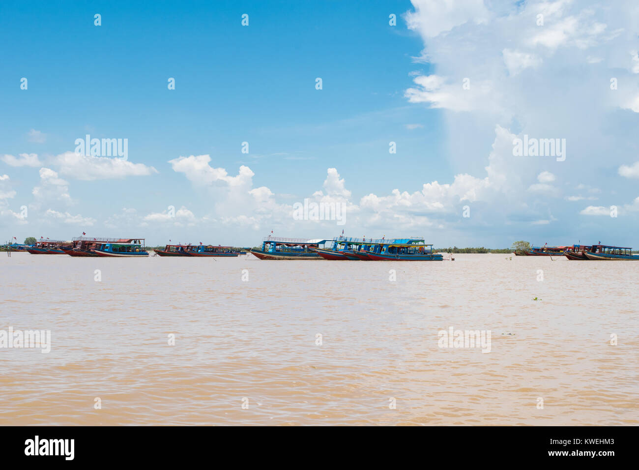 Longs bateaux attachés ensemble et mouillage près du lit du lac Tonle Sap, pour le transport touristique à Kampong Phluk village flottant, Siem Reap, Cambodge Banque D'Images