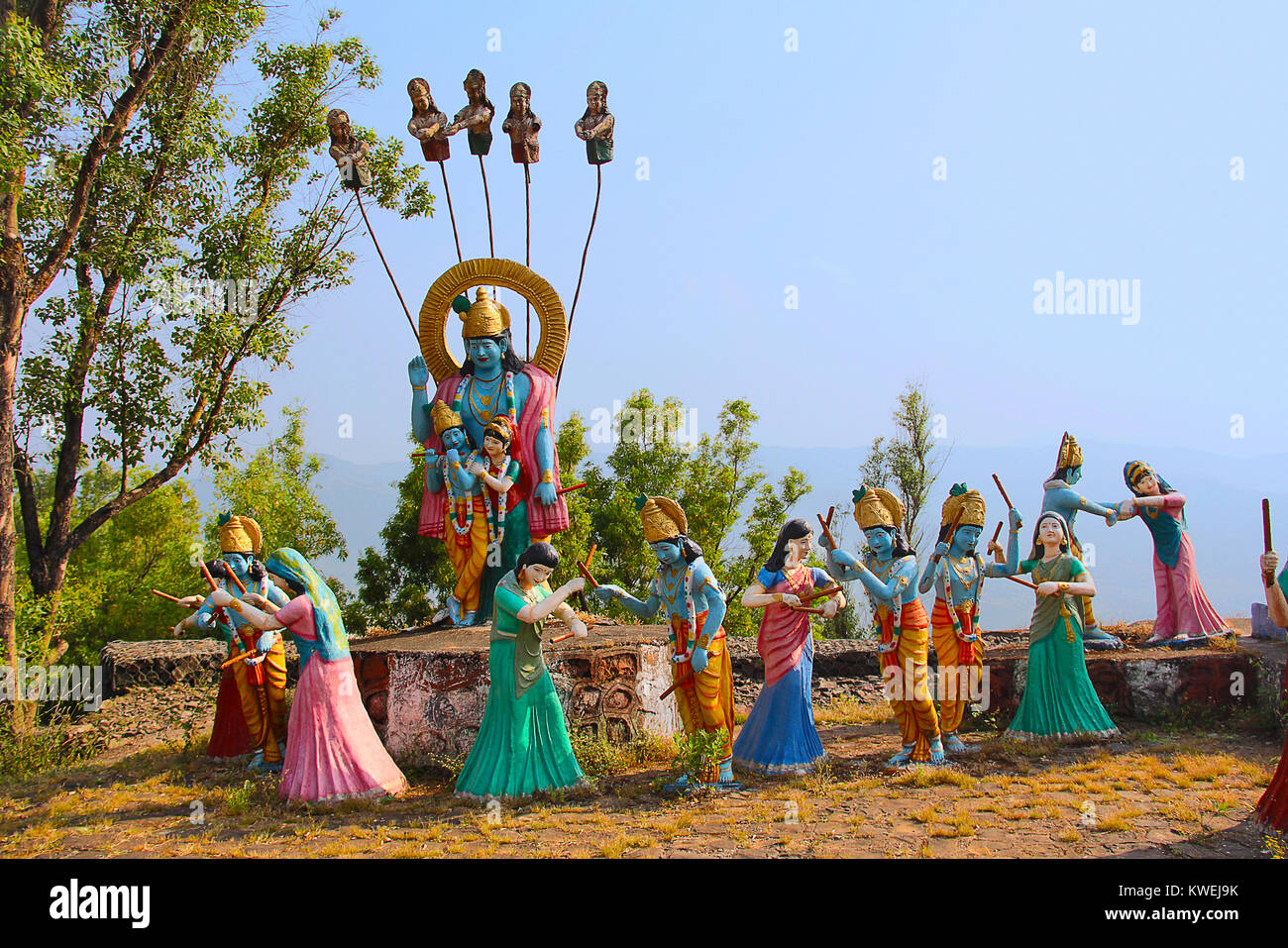 Immense statue de seigneur Shri Krishna et Radha avec Gopis performing raas leela, Nilkantheshwar Panshet, Temple, Pune Banque D'Images