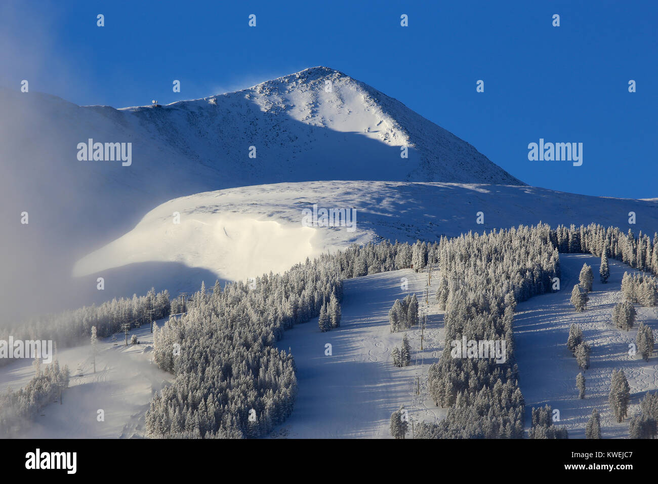 Montagnes Rocheuses et pistes vides à Breckenridge, Colorado après une nouvelle tempête de neige en Décembre Banque D'Images