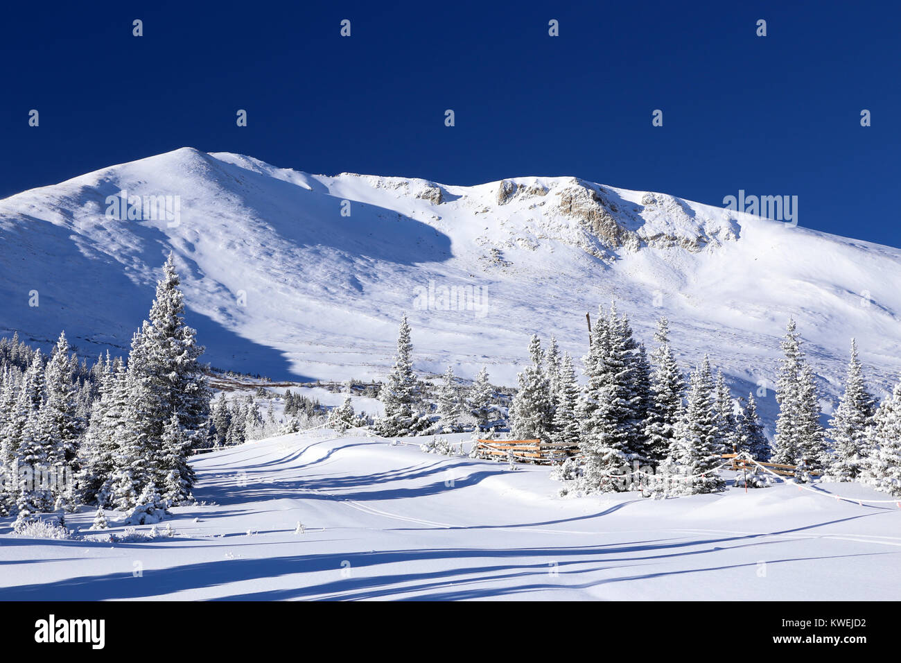 Montagnes Rocheuses et pistes vides à Breckenridge, Colorado après une nouvelle tempête de neige en Décembre Banque D'Images